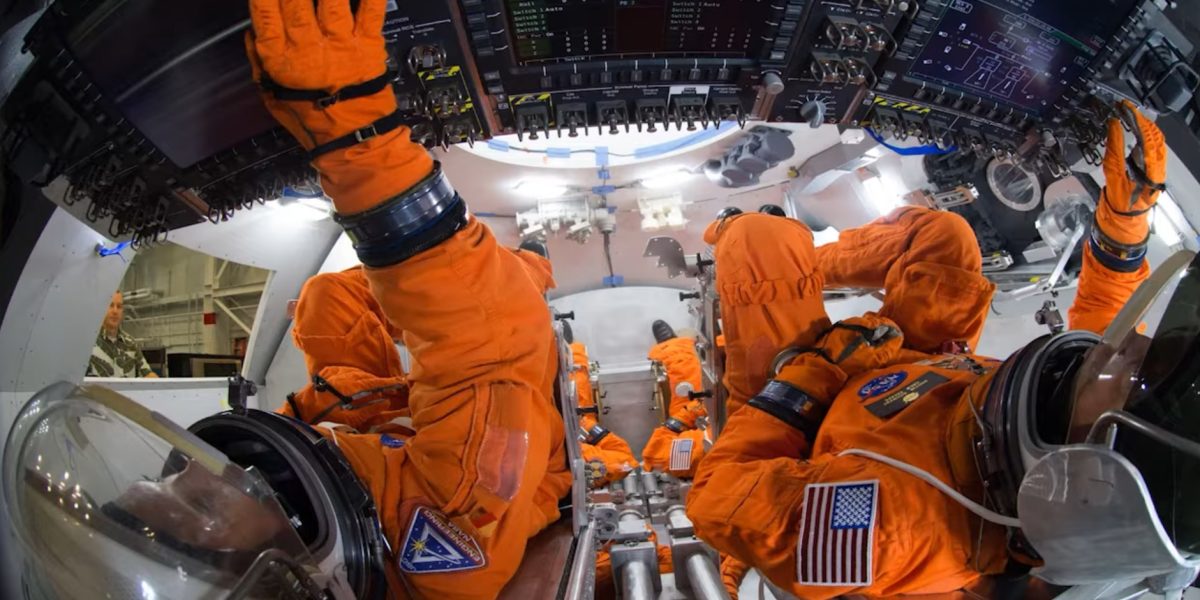 Capsula spațială revine pe Pământ: Show spectaculos pe cer