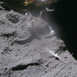 O Pană de șoim pe Lună? NASA dezvăluie misterul unei fotografii stranii