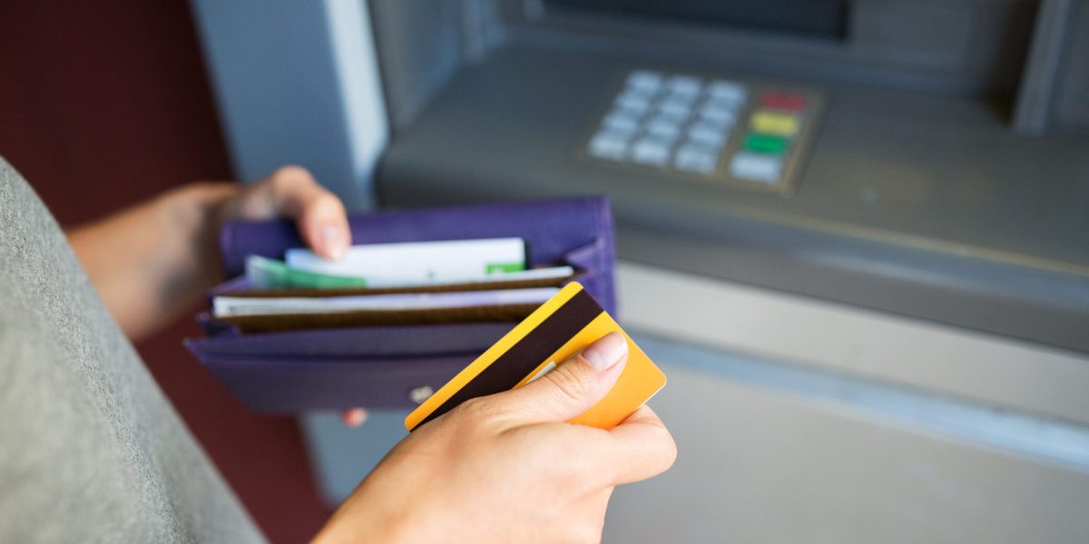 card-card-bancar-portofel-informatii-personale-e1770397437614.jpg - StiriAlese