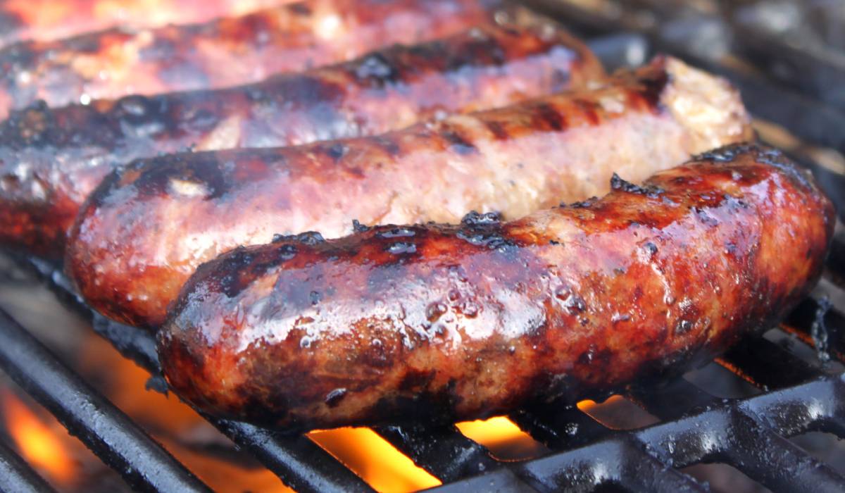 Un obicei frecvent în prepararea cârnaților poate distruge gustul și textura acestora, iar puțini consumatori sunt conștienți de impactul pe care îl are asupra rezultatelor finale