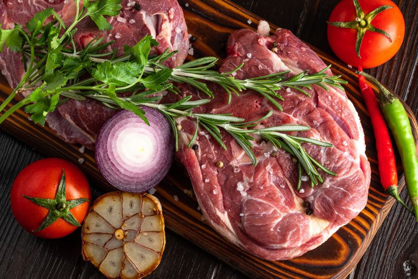 Șoc la miel înainte de Paște: Cât ajunge kilogramul în 2026? Groază în România!