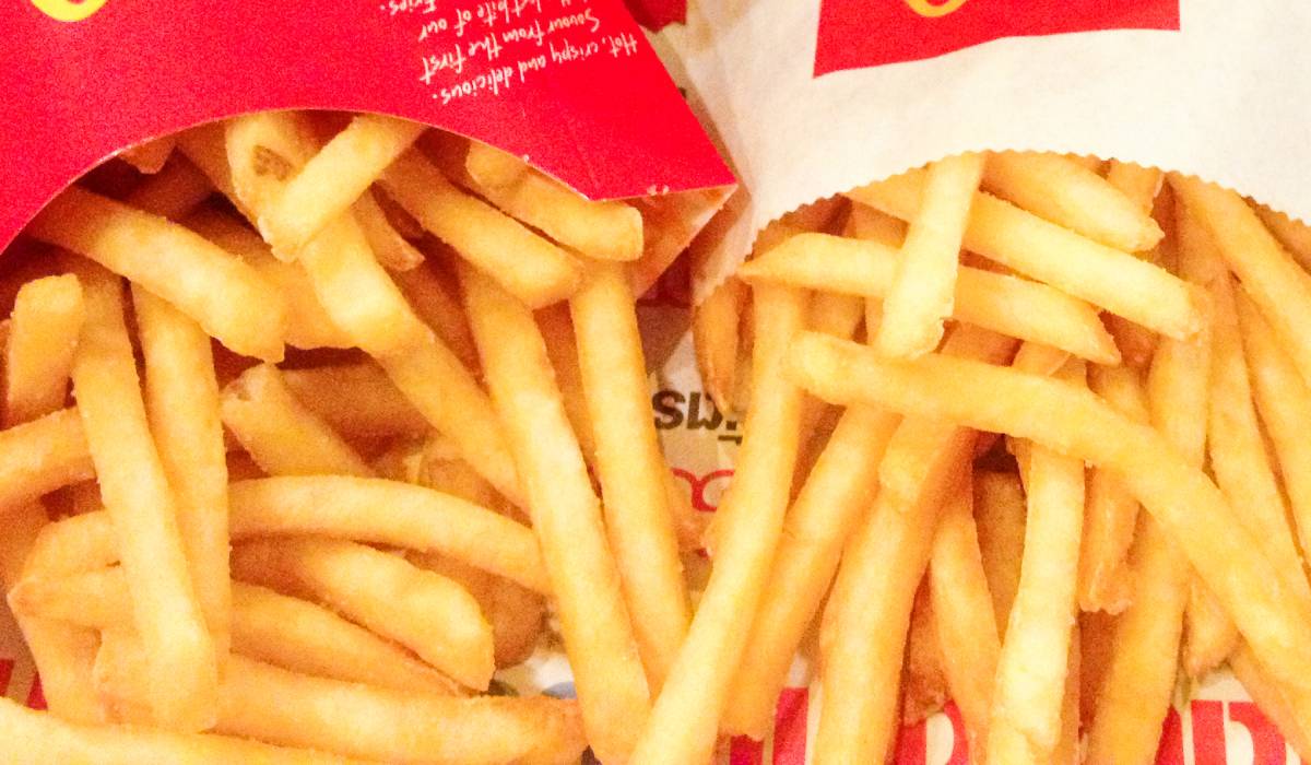 Un ingredient utilizat frecvent în preparatele din cartofi prăjiți a fost descoperit de cercetători ca având un potențial impact asupra regenerării părului, un aspect ce ridică preocupări și noi întrebări despre modul în care anumite componente ale alimentelor procesate pot influența sănătatea și frumusețea