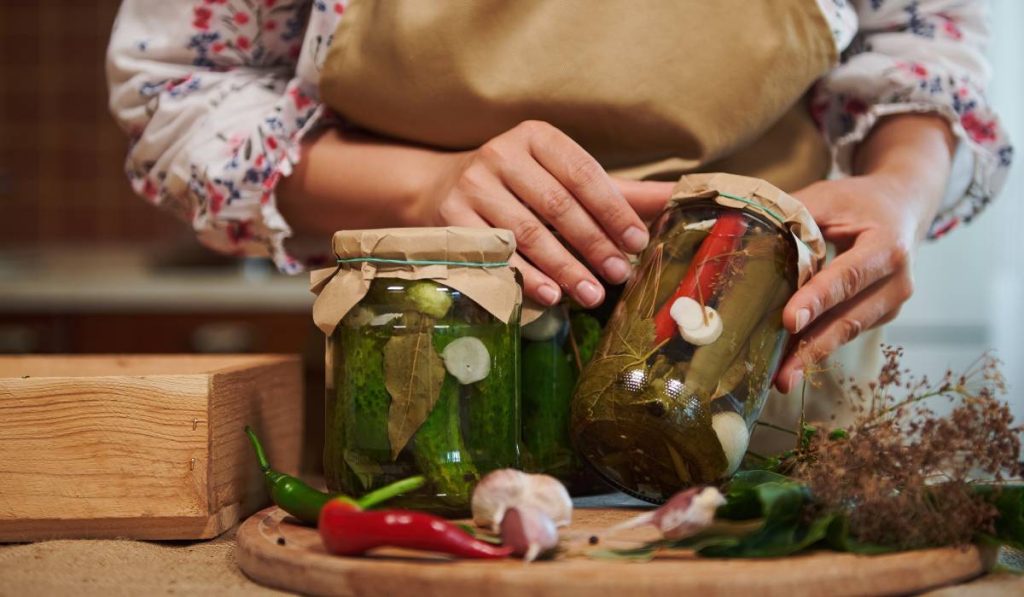 Secretul bunicii: Ce ingredient face castraveții murați crocanți