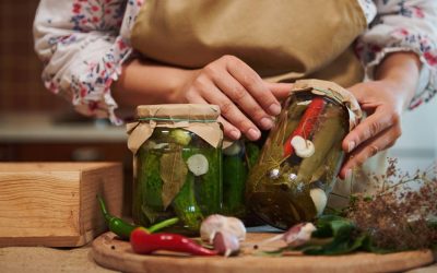 Secretul bunicii: Ce ingredient face castraveții murați crocanți