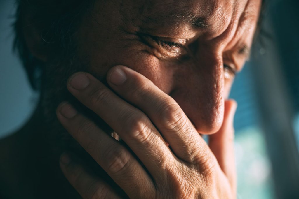 Cât de mult plânge un om în medie? O cercetare recentă aduce răspunsuri în ciuda lipsei de studii ample pe această temă Studiile despre plânsul uman sunt rare și, în general, de puțină amploare, însă un studiu recent publicat în revista Collabra: Psychology încearcă să ofere o imagine mai clară despre frecvența și motivele pentru care oamenii plâng, precum și despre beneficiile sau lipsa acestora