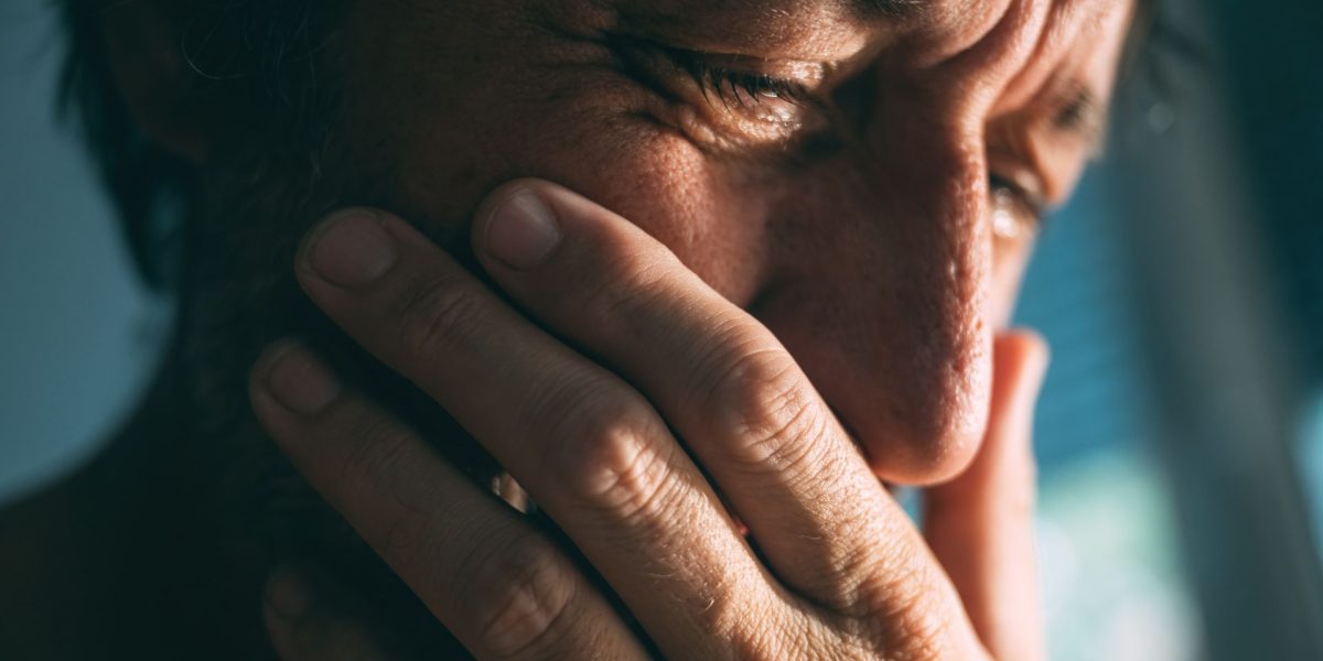 cat-de-mult-plange-un-om_shutterstock_descopera-10.jpg - StiriAlese