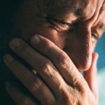 cat-de-mult-plange-un-om_shutterstock_descopera-10.jpg - StiriAlese