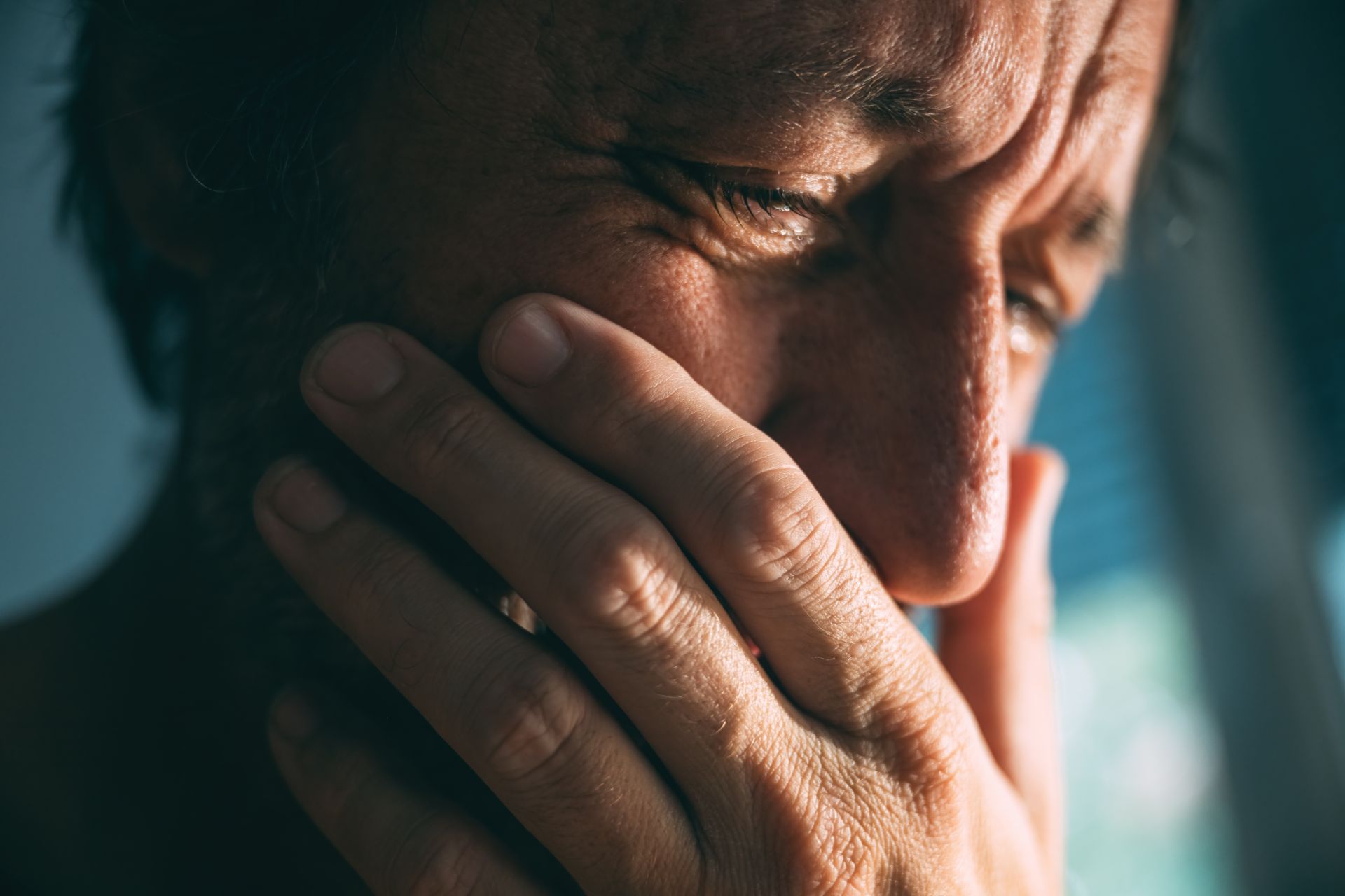 Cât de mult plânge un om în medie? O cercetare recentă aduce răspunsuri în ciuda lipsei de studii ample pe această temă Studiile despre plânsul uman sunt rare și, în general, de puțină amploare, însă un studiu recent publicat în revista Collabra: Psychology încearcă să ofere o imagine mai clară despre frecvența și motivele pentru care oamenii plâng, precum și despre beneficiile sau lipsa acestora