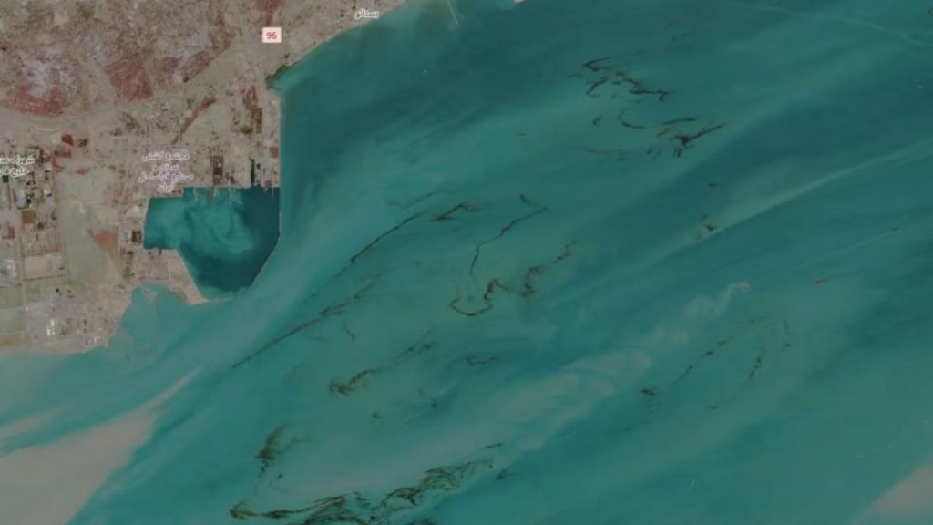 Catastrofa în GOLFUL PERSIC: Petele de petrol din război, văzute din spațiu