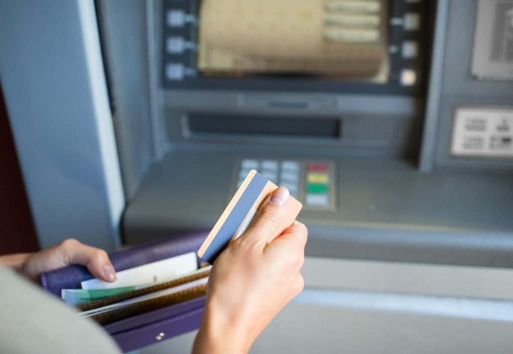 Atunci când vrei să retragi bani de la bancomat, trebuie să fii conștient de limitele impuse de bancă și de ATM-ul pe care îl folosești, pentru a evita surprize neplăcute