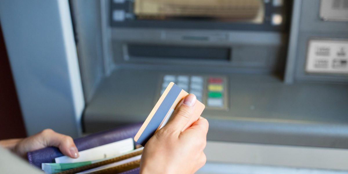 cati-bani-poti-scoate-de-la-bancomat.jpg - StiriAlese