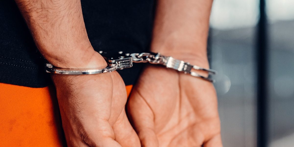 Hârșova: Doi bărbați, reținuți pentru distrugere, violare și lovire