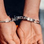 Hârșova: Doi bărbați, reținuți pentru distrugere, violare și lovire