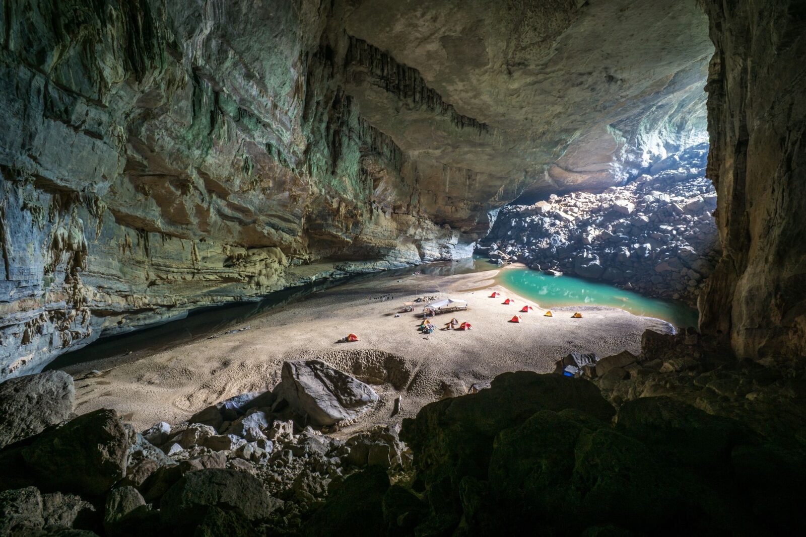 Un bărbat a găsit cea mai mare peșteră din lume, apoi a „pierdut-o”
