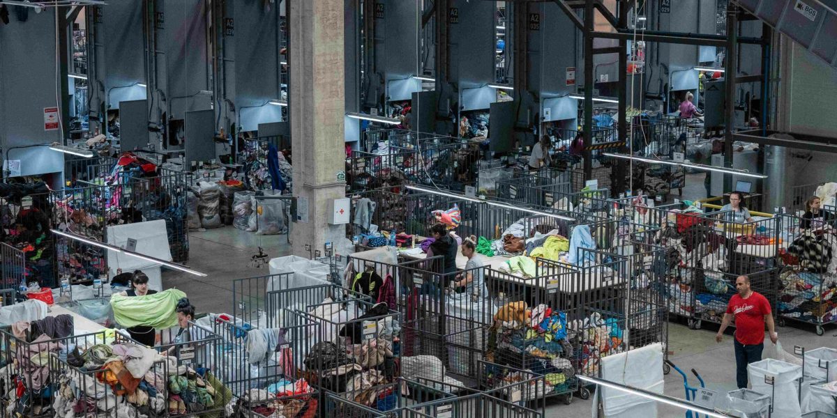 Magazinele second-hand, pe punctul de dispariție în România: ce prevede OUG-ul Mediului