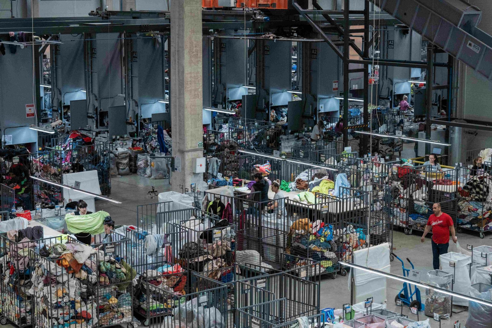 Ministerul Mediului, împreună cu Ministerul Economiei, propune reguli mai stricte pentru importurile de produse reutilizabile, un proiect de Ordonanță de Urgență care stârnește controverse