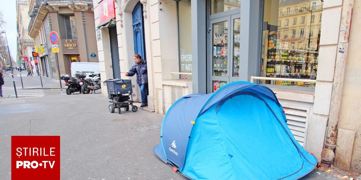 Fost cerșetor, angajat la magazinul din faţă, continuă să doarmă în cort