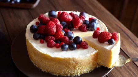 Ușor și gustos: Cheesecake cu căpșuni, ideal pentru o masă în familie