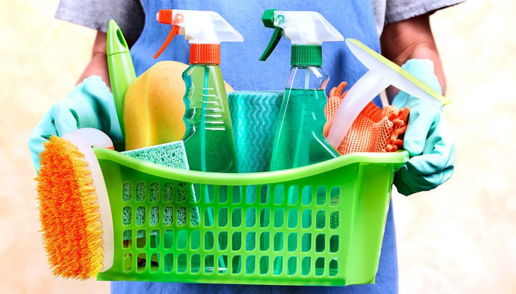 Dulapul ucigaș: Peste 240.000 de copii ajung la Urgențe din cauza detergenților