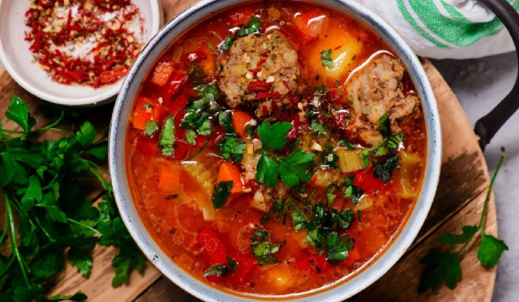 Ciorbă la cutie, pe rafturile supermarketurilor: Revoluția culinară ajunge în România