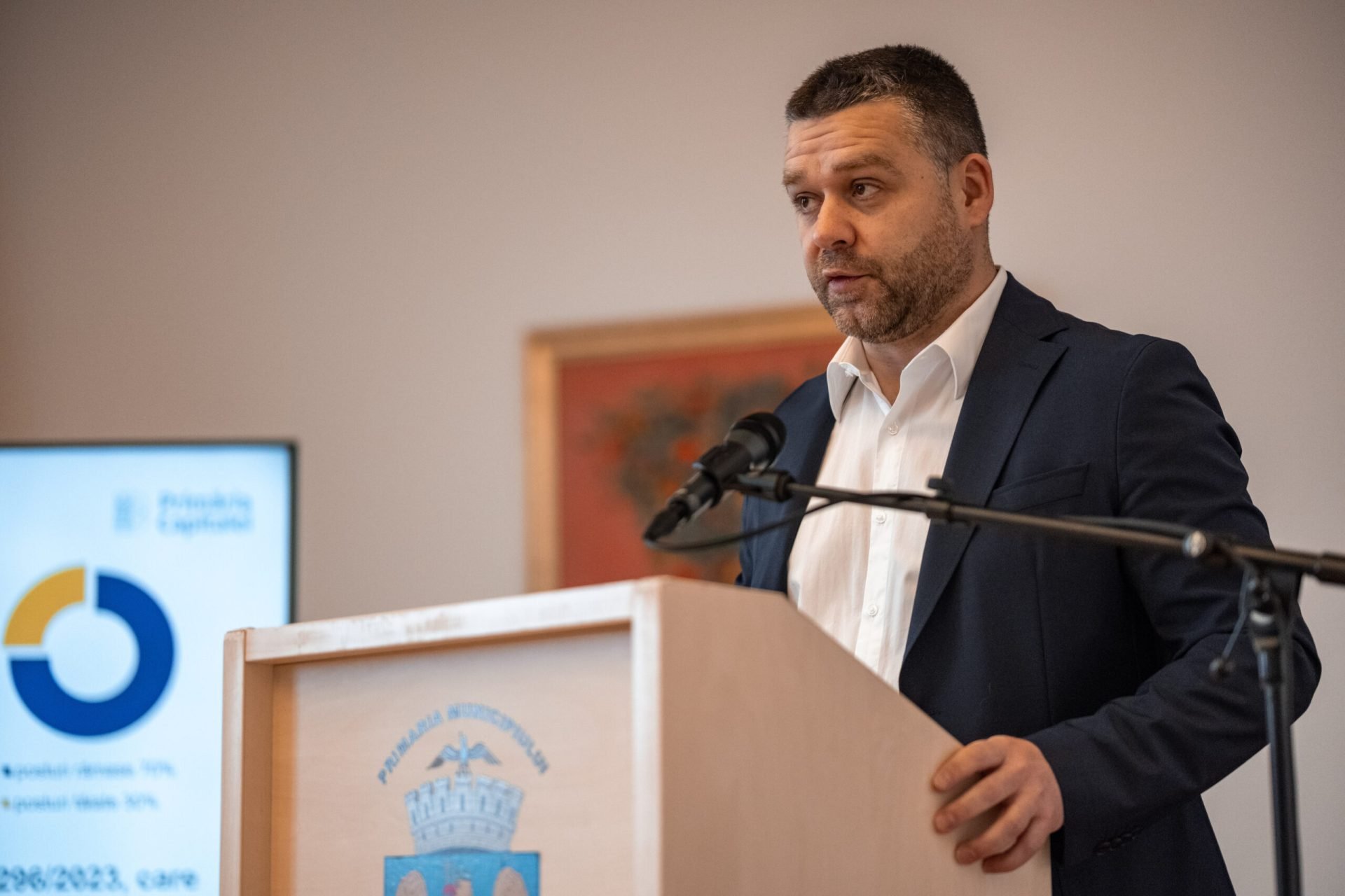 Primarul Bucureștiului anunță modificări majore în traficul din centrul capitalei Primarul Ciprian Ciucu a detaliat planurile pentru reorganizarea traficului din zona centrală a Bucureștiului, intenționând să transforme arterele principale pentru a favoriza o mobilitate mai eficientă și mai sigură