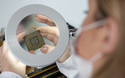 close-up-woman-looking-chip-scaled.jpg - StiriAlese