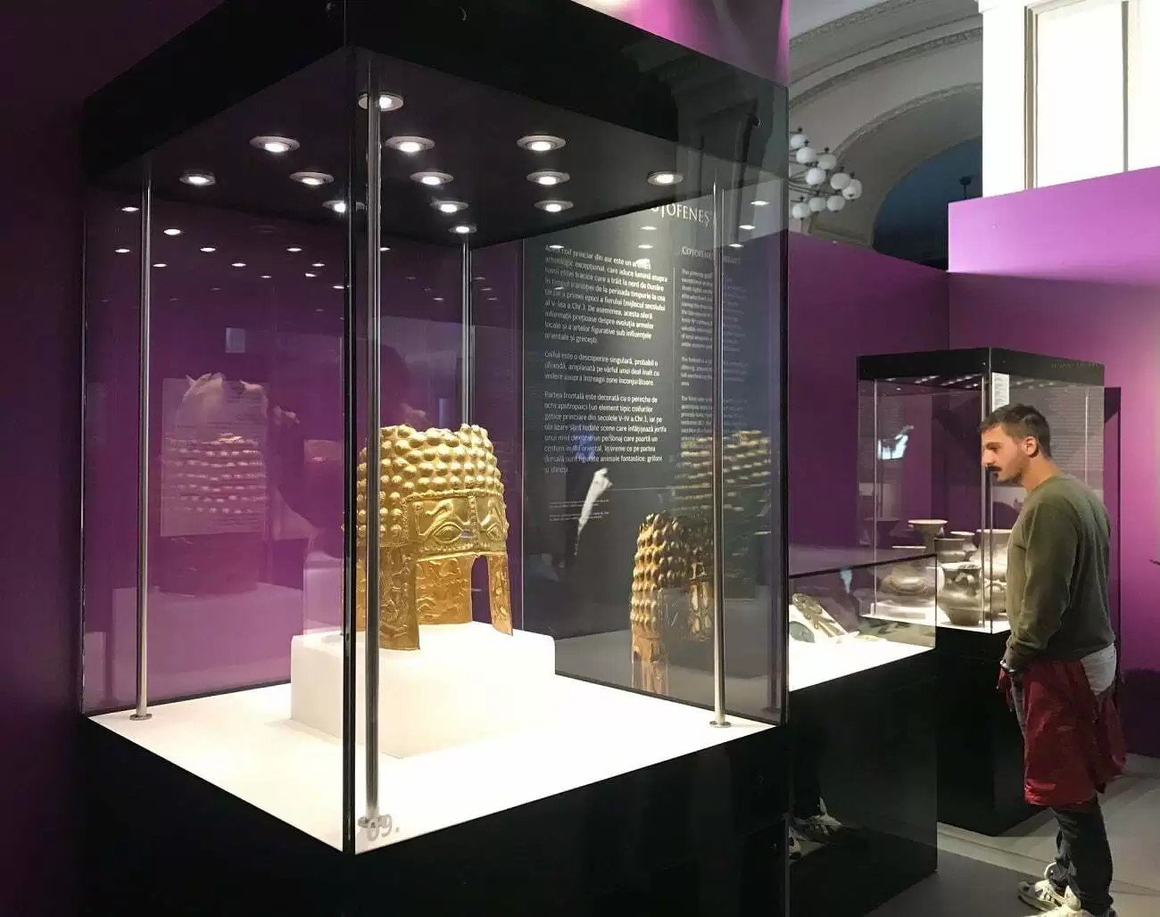 Coiful de AUR de la Coțofenești, recuperat după mai bine de un an, și două brățări dacice înapoi în România O revelație semnificativă pentru patrimoniul național a avut loc recent, odată cu recuperarea a trei artefacte din tezaurul dacic, furate din Muzeul Drents din Assen, Olanda, în ianuarie 2025