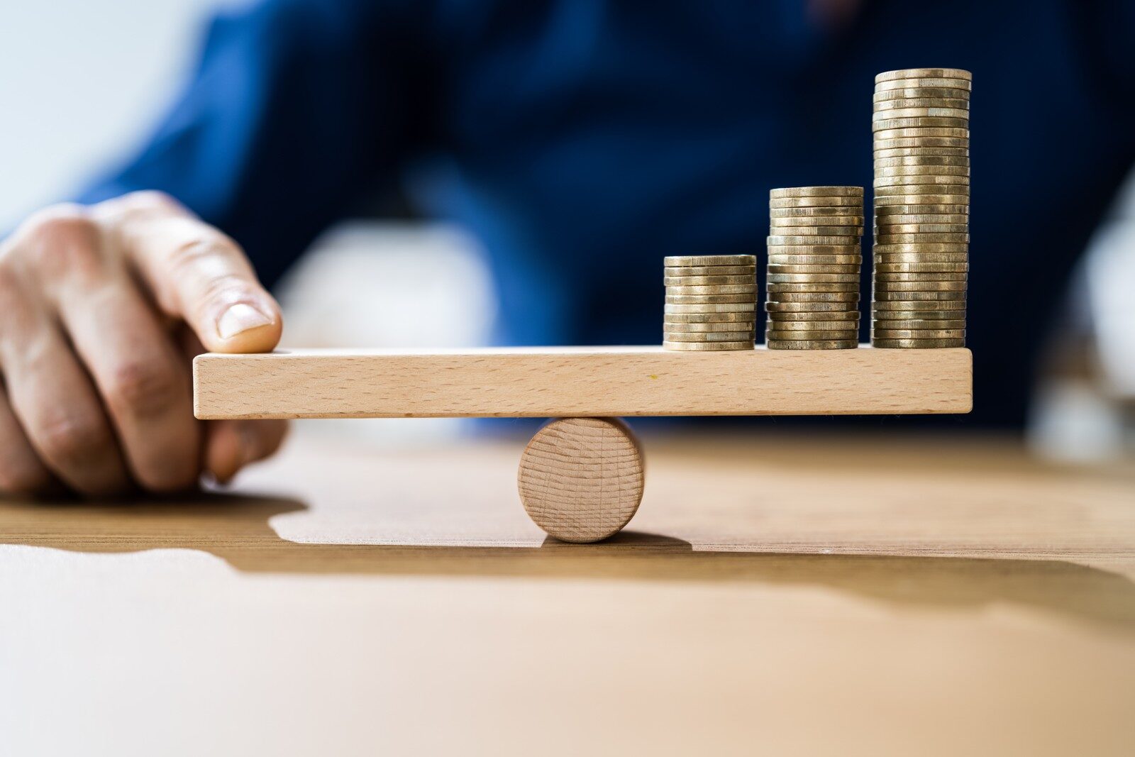 Inflația macină economia: firmele-nghit costuri, românii strâng cureaua la consum