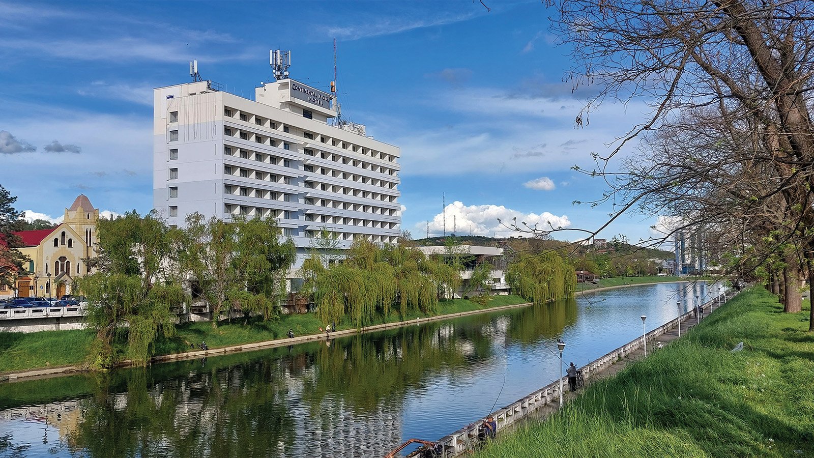 Hotelul Continental Forum Oradea, parte a lanțului Continental Hotels, se redeschide după o renovare de aproximativ 20 milioane lei Unul dintre cele mai importante hoteluri din Oradea, situat în centrul orașului, își reia activitatea după o perioadă de modernizare extensive