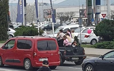 Șofer amendat în Alba: 7 copii, transportați în benă, riscau viața