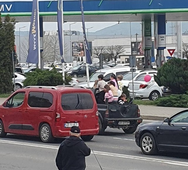 Șofer amendat în Alba: 7 copii, transportați în benă, riscau viața