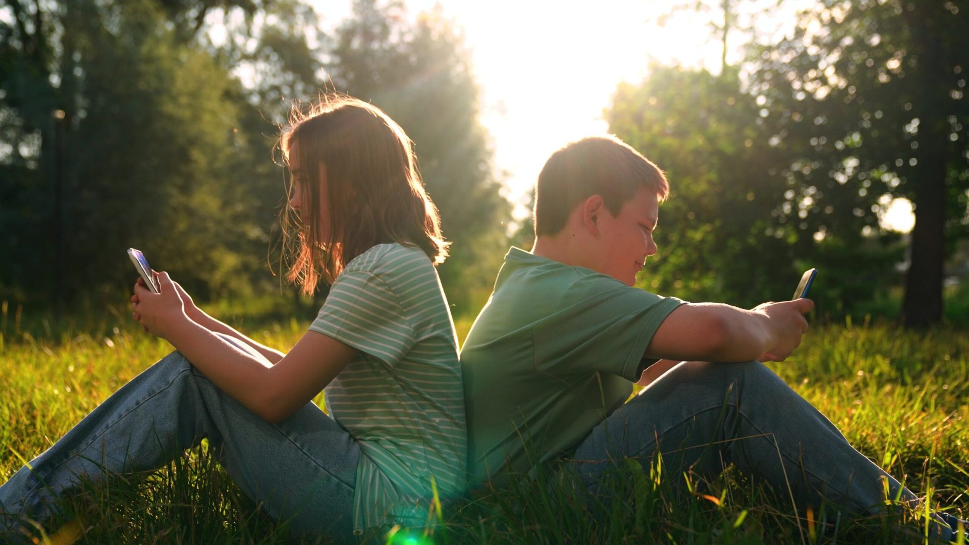 Autoritățile din România recomandă ca pentru copiii sub cinci ani, timpul petrecut în fața ecranelor să nu depășească o oră pe zi, cu o restricție aproape completă pentru cei sub doi ani, exceptând interacțiunile digitale cu un adult