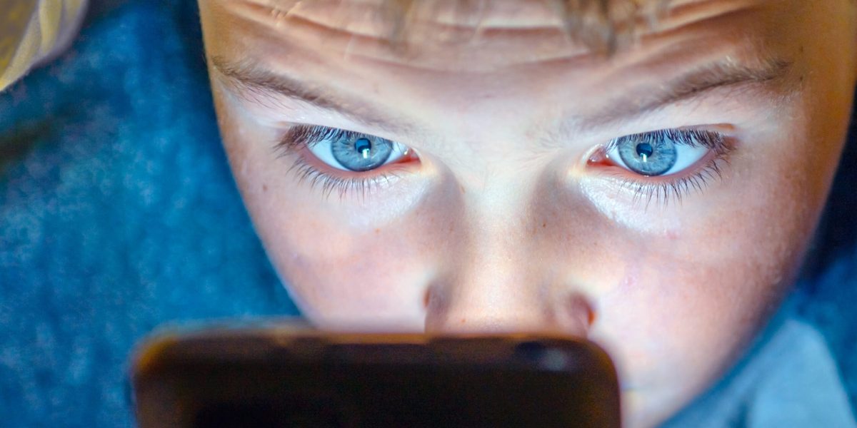 Noua prăpastie digitală în familie: Copiii, cu AI, părinții, pe dinafară