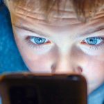 Noua prăpastie digitală în familie: Copiii, cu AI, părinții, pe dinafară