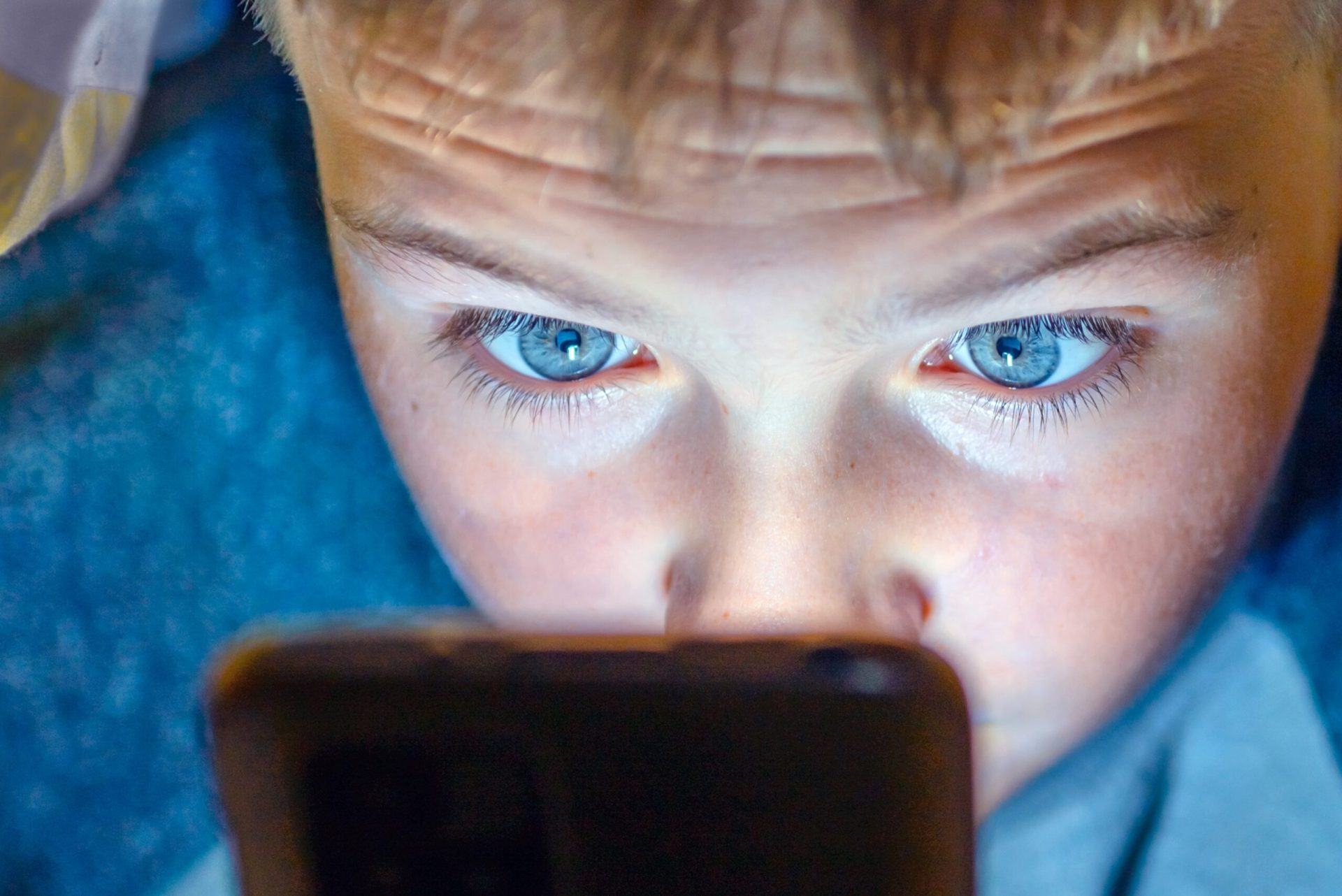 Noua prăpastie digitală în familie: Copiii, cu AI, părinții, pe dinafară