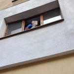 Copil salvat de Poliția Rutieră după ce a stat pe marginea unei ferestre