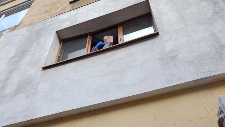 Copil salvat de Poliția Rutieră după ce a stat pe marginea unei ferestre