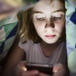 Lumina telefoanelor nu e de vină. Ce îți fură, de fapt, somnul