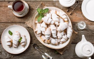 Cornulețe fragede, ispititoare: Rețetă rapidă cu cremă de brânză!