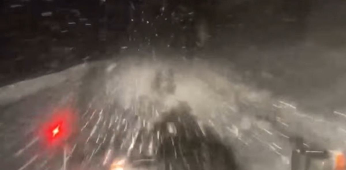 DN7A blocat de zăpadă: utilajele intervin pe șoselele din Vâlcea