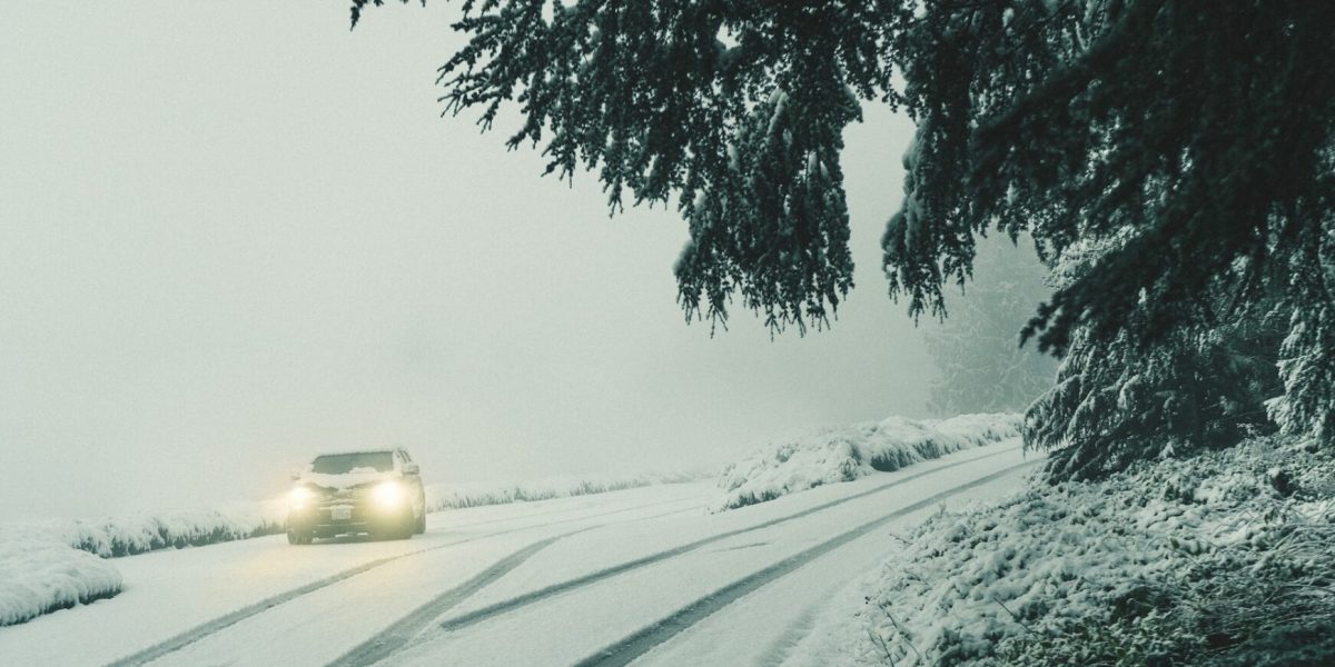 Ninsorile blochează drumul spre Suceava: DN18, închis prin Pasul Prislop