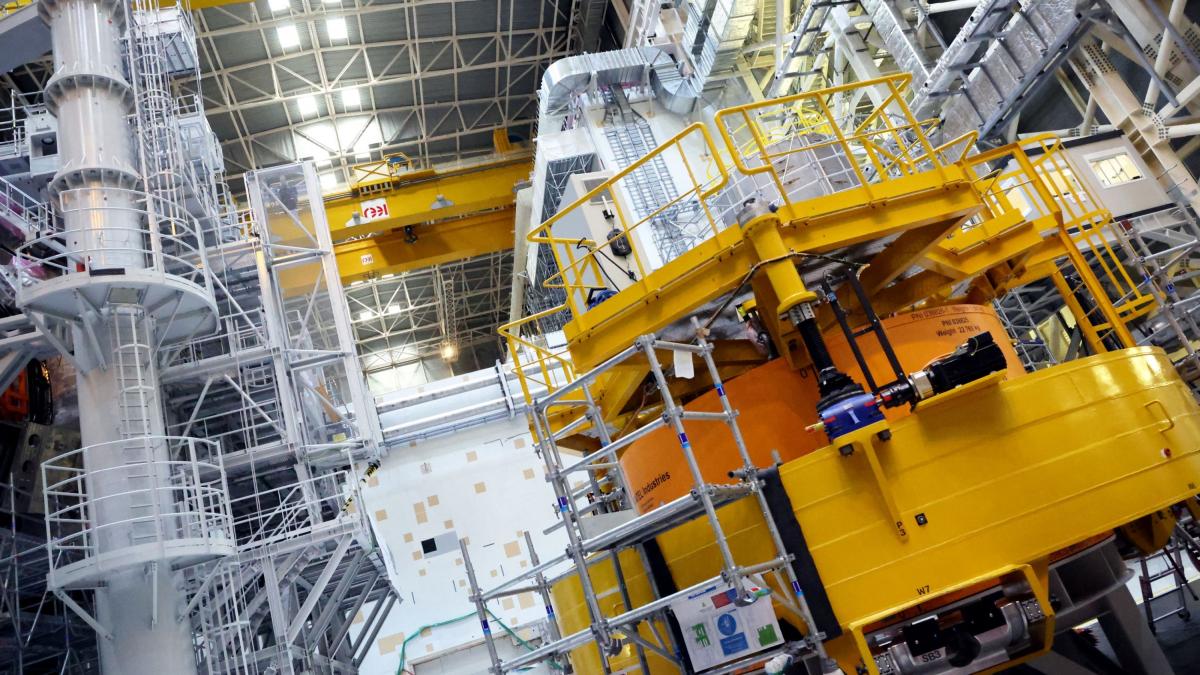 Rusia la butoane: Cum alimentează reactorul nuclear din Europa