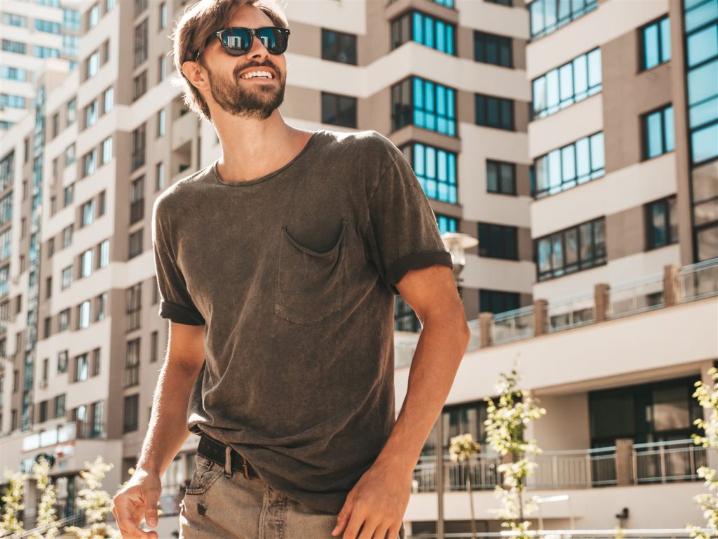 Află trucurile stilului: Cum asortezi tricourile bărbați în ținute casual