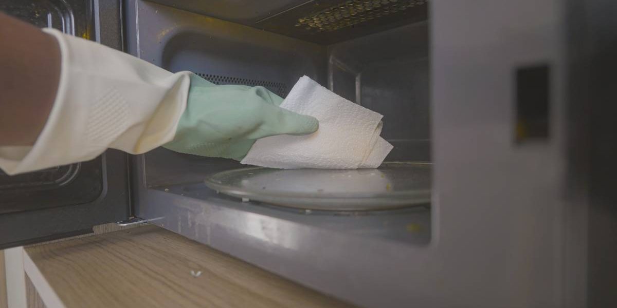 Curățarea cuptorului cu microunde: trucul rapid care îndepărtează mizeria