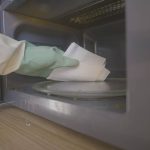 Curățarea cuptorului cu microunde: trucul rapid care îndepărtează mizeria