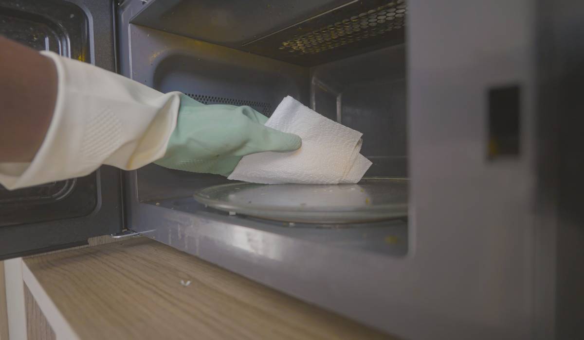 Cuptorul cu microunde: Curățarea rapidă, fără efort Cuptorul cu microunde, un aliat de nădejde în bucătărie, poate deveni rapid un coșmar din cauza petelor și a reziduurilor alimentare