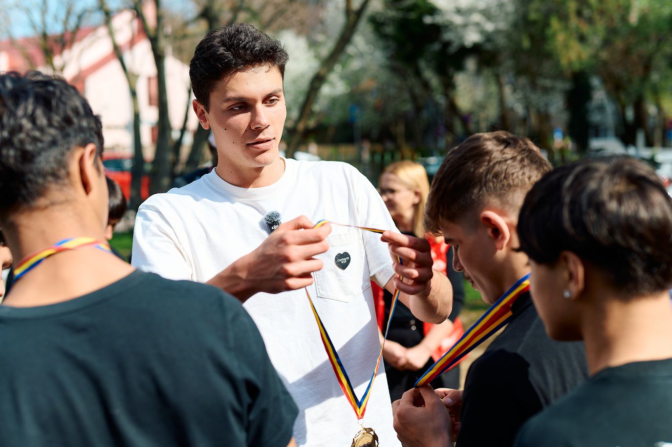 Sportivul David Popovici a vizitat o casă familială din Sector 4 al Capitalei, unde a petrecut timp cu 12 copii Recent, campionul mondial la înot, David Popovici, a făcut o vizită emoționantă într-o casă familială din Sector 4 al Bucureștiului