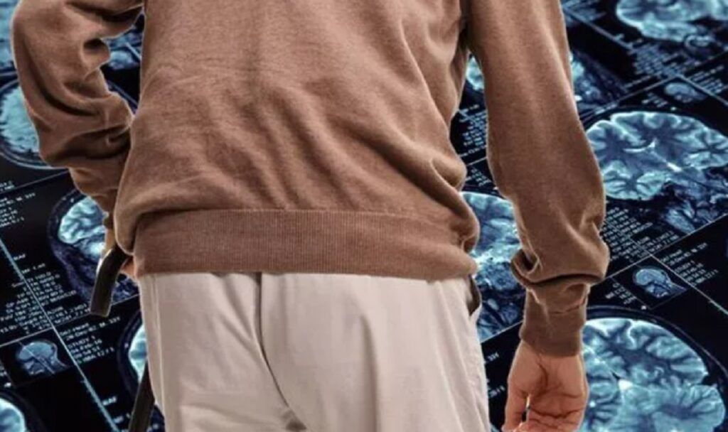 Semnele din mers care pot prevesti demența: Fii atent la ele!