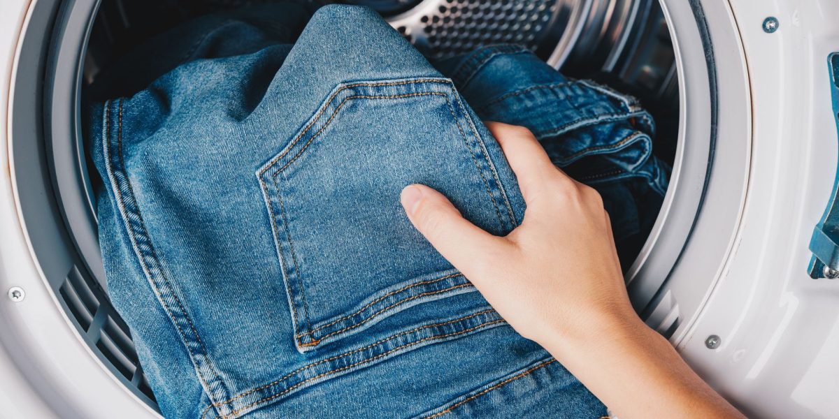 Cei care își „așează” blugii pe scaun și îi poartă de mai multe ori fac, probabil, un lucru corect