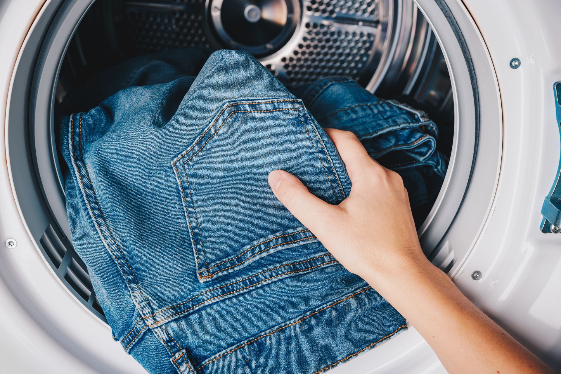 Cei care își „așează” blugii pe scaun și îi poartă de mai multe ori fac, probabil, un lucru corect